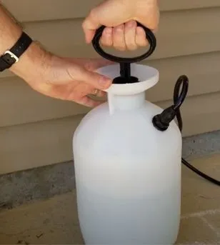 Adjusting pressure of pump sprayer