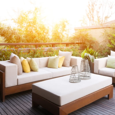 placing-smoky-smelling-furniture-outdoor-for-fresh-air